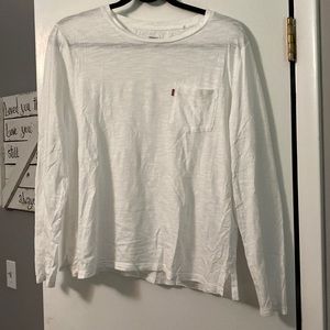 Levi’s Long sleeve layering pocket. Tee size excellent like new condition Large